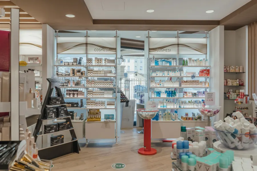 Reparto cosmesi della Farmacia Farina